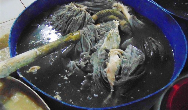 Kinh hãi nội tạng bò bốc mùi được ngập trong nước vôi bột làm trắng để bán phá lấu, lẩu bò ở Sài Gòn - Ảnh 1.