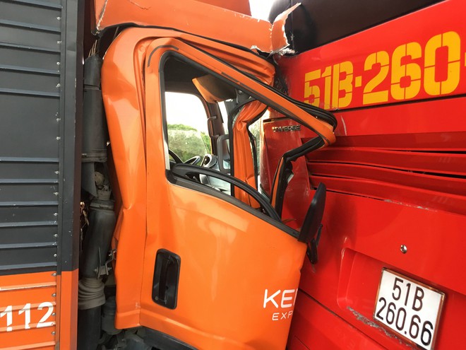 Xe tải t&ocirc;ng xe kh&aacute;ch chở học sinh tr&ecirc;n cao tốc TP.HCM - Trung Lương, h&agrave;ng chục em nhỏ tr&ecirc;n xe hoảng loạn la h&eacute;t - Ảnh 1.