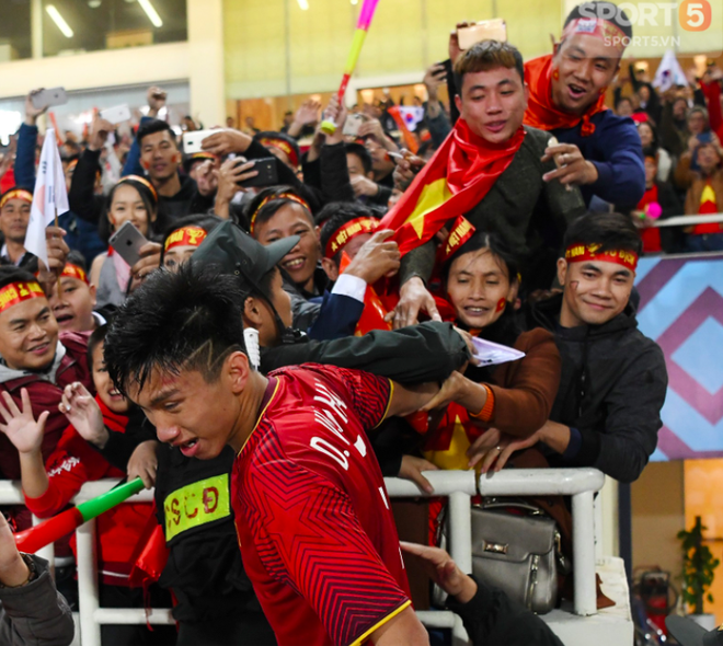 Văn Hậu suýt khóc vì bị trấn lột ngay trên sân Mỹ Đình sau trận chung kết AFF Cup 2018 - Ảnh 2.