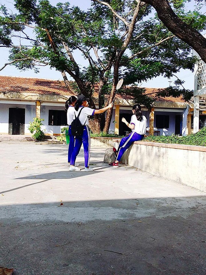 Chỉ với vợt cầu lông, học sinh đã tạo ra những kiểu ảnh sống ảo chất phát ngất, đăng lên có ngay nghìn like - Ảnh 5.