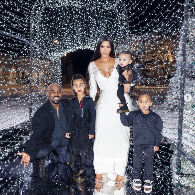 Mới 1 tuổi, con gái út của Kim Kardashian đã có bộ sưu tập giày hoành tráng và những món đồ giá đắt không tưởng! - Ảnh 6.