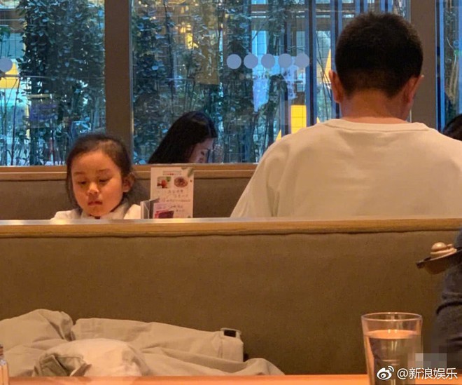 H&igrave;nh ảnh x&oacute;t xa: Con g&aacute;i Giả N&atilde;i Lượng mặt buồn thiu khi đi chơi c&ugrave;ng bố m&agrave; kh&ocirc;ng c&oacute; L&yacute; Tiểu Lộ đi c&ugrave;ng - Ảnh 2.