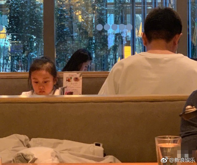 H&igrave;nh ảnh x&oacute;t xa: Con g&aacute;i Giả N&atilde;i Lượng mặt buồn thiu khi đi chơi c&ugrave;ng bố m&agrave; kh&ocirc;ng c&oacute; L&yacute; Tiểu Lộ đi c&ugrave;ng - Ảnh 3.
