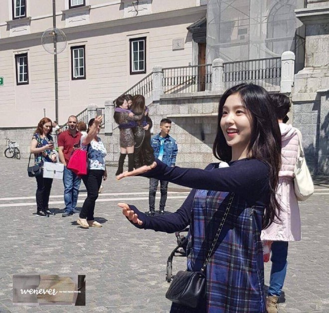 Red Velvet &ocirc;m nhau chụp ảnh thắm thiết m&agrave; thiếu chị cả Irene, đừng lo đ&atilde; c&oacute; fan gh&eacute;p hộ đ&acirc;y rồi - Ảnh 7.
