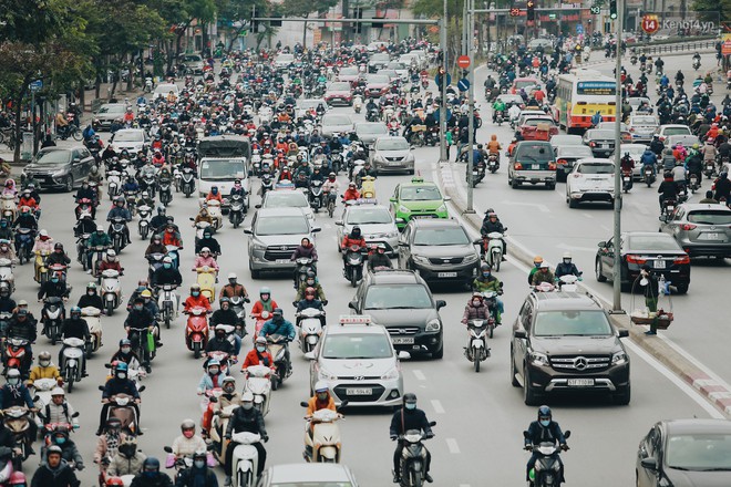 Người Hà Nội, Sài Gòn co ro trong ngày đầu đi làm sau kỳ nghỉ Tết Dương lịch 2019 - Ảnh 2.