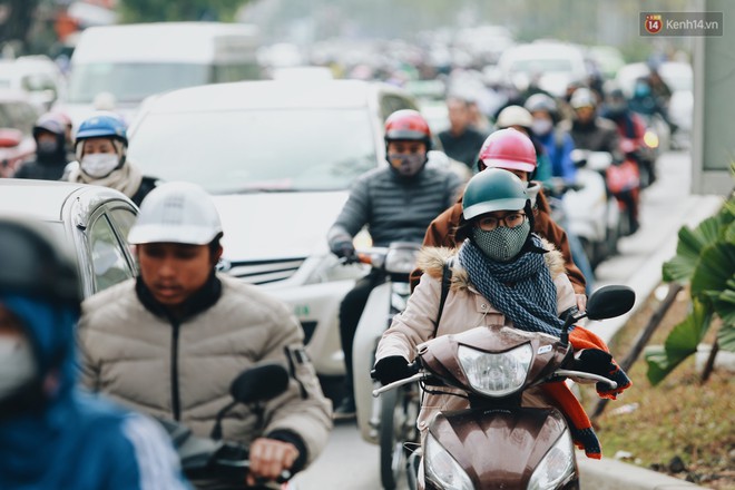 Người Hà Nội, Sài Gòn co ro trong ngày đầu đi làm sau kỳ nghỉ Tết Dương lịch 2019 - Ảnh 5.