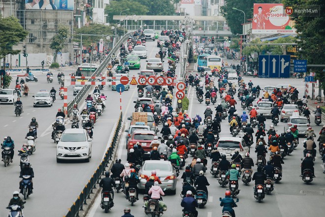 Người Hà Nội, Sài Gòn co ro trong ngày đầu đi làm sau kỳ nghỉ Tết Dương lịch 2019 - Ảnh 1.