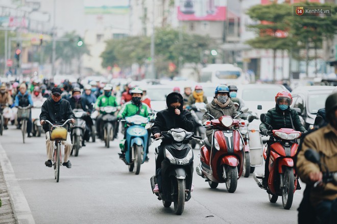 Người Hà Nội, Sài Gòn co ro trong ngày đầu đi làm sau kỳ nghỉ Tết Dương lịch 2019 - Ảnh 2.