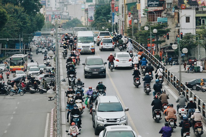 Người Hà Nội, Sài Gòn co ro trong ngày đầu đi làm sau kỳ nghỉ Tết Dương lịch 2019 - Ảnh 2.