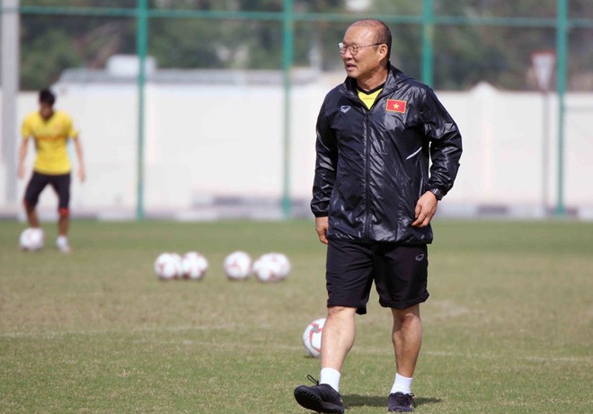 HLV Park Hang-seo v&agrave; c&aacute;c học tr&ograve; khẩn trương chuẩn bị cho trận mở m&agrave;n Asian Cup 2019 - Ảnh 4.