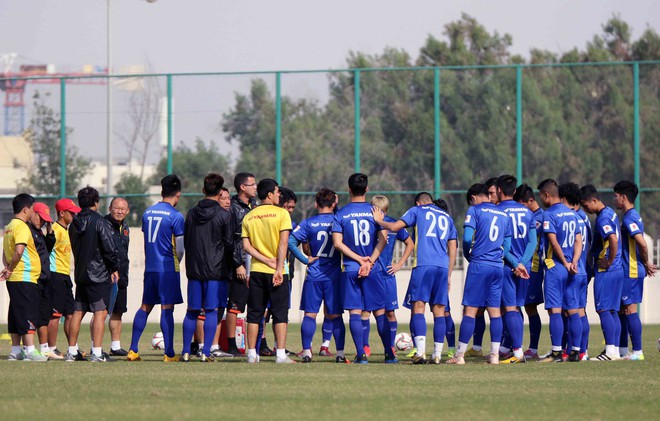 HLV Park Hang-seo và các học trò khẩn trương chuẩn bị cho trận mở màn Asian Cup 2019 - Ảnh 1.