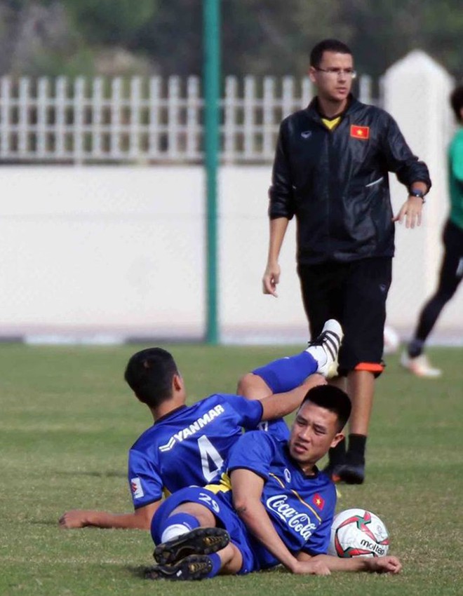 HLV Park Hang-seo v&agrave; c&aacute;c học tr&ograve; khẩn trương chuẩn bị cho trận mở m&agrave;n Asian Cup 2019 - Ảnh 2.