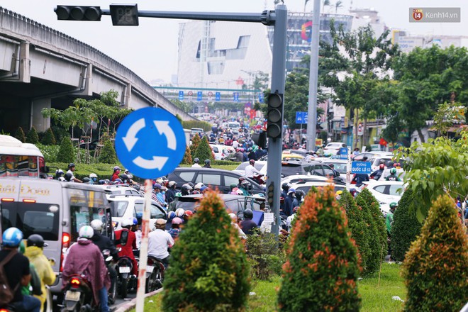 Người Hà Nội, Sài Gòn co ro trong ngày đầu đi làm sau kỳ nghỉ Tết Dương lịch 2019 - Ảnh 9.