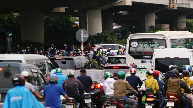 Người Hà Nội, Sài Gòn co ro trong ngày đầu đi làm sau kỳ nghỉ Tết Dương lịch 2019 - Ảnh 9.