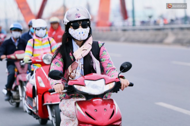 Người Sài Gòn co ro vì không khí se lạnh, mưa phùn trong ngày đầu đi làm sau nghỉ Tết Dương lịch mới 2019 - Ảnh 6.