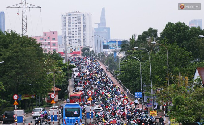 Người Hà Nội, Sài Gòn co ro trong ngày đầu đi làm sau kỳ nghỉ Tết Dương lịch 2019 - Ảnh 8.