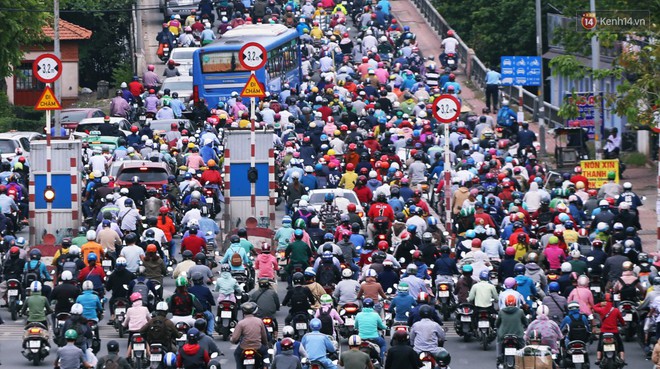 Người Hà Nội, Sài Gòn co ro trong ngày đầu đi làm sau kỳ nghỉ Tết Dương lịch 2019 - Ảnh 9.