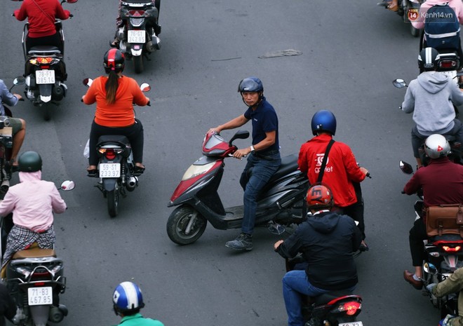 Người Sài Gòn co ro vì không khí se lạnh, mưa phùn trong ngày đầu đi làm sau nghỉ Tết Dương lịch mới 2019 - Ảnh 3.