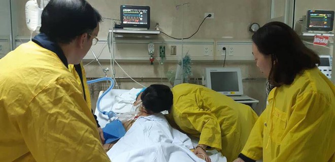 Cuộc gặp gỡ xúc động giữa vợ bệnh nhân chết não hiến tạng cứu 6 người và mẹ của cháu bé nhận 2 lá phổi - Ảnh 1.