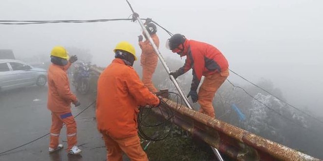 Băng tuyết đã tan trên đỉnh Mẫu Sơn sau kỳ nghỉ lễ - Ảnh 2.