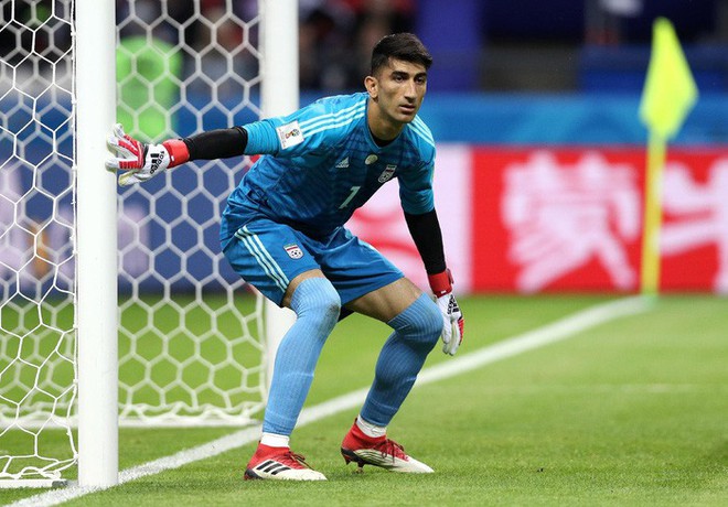 Trước khi cản c&uacute; đ&aacute; phạt đền của Ronaldo, thủ m&ocirc;n đội tuyển Iran từng bị hiểu nhầm l&agrave; ăn m&agrave;y  - Ảnh 2.