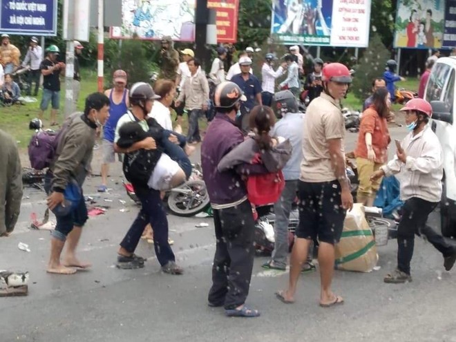 Long An: Container tông hàng chục xe máy dừng đèn đỏ, nhiều người chết và bị thương nằm la liệt trên đường - Ảnh 8.