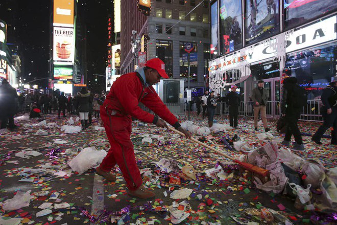 Sau đêm giao thừa tại New York, Quảng trường Thời đại bé nhỏ ngập ngụa trong 50 tấn rác thải - Ảnh 7.