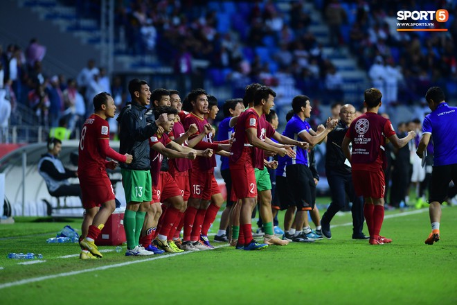 Minh Vương buồn bã khi đá hỏng penalty, nhận ngay màn động viên đáng trân trọng của Quang Hải - Ảnh 1.