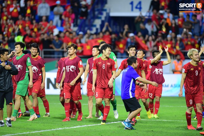 HLV Park Hang-seo lặng lẽ nhìn các học trò ăn mừng chiến thắng lịch sử của đội tuyển Việt Nam - Ảnh 2.