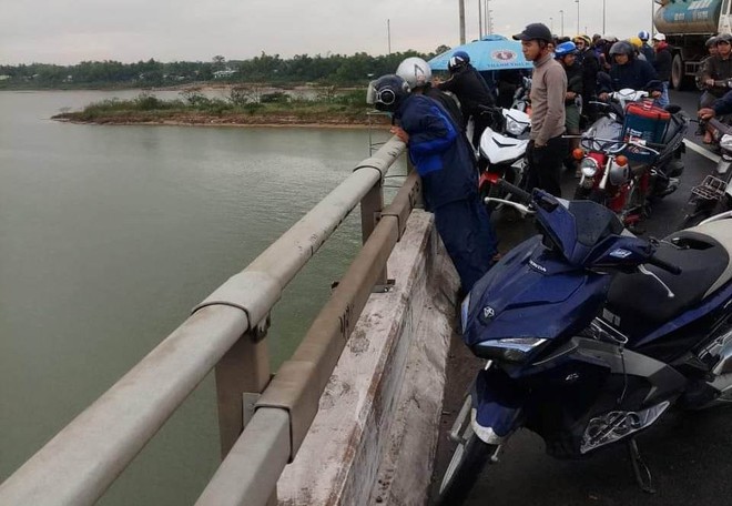 Nam thanh ni&ecirc;n l&aacute;i xe container ở Quảng Nam nhảy cầu C&acirc;u L&acirc;u tự tử - Ảnh 2.