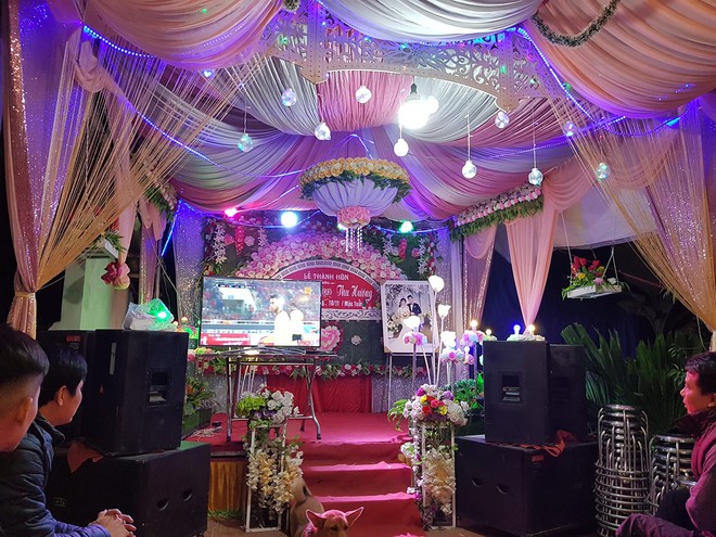 Đám cưới biến thành SVĐ thu nhỏ, quan khách vừa dự tiệc vừa ăn mừng khi ĐT Việt Nam giành vé vào tứ kết - Ảnh 4.