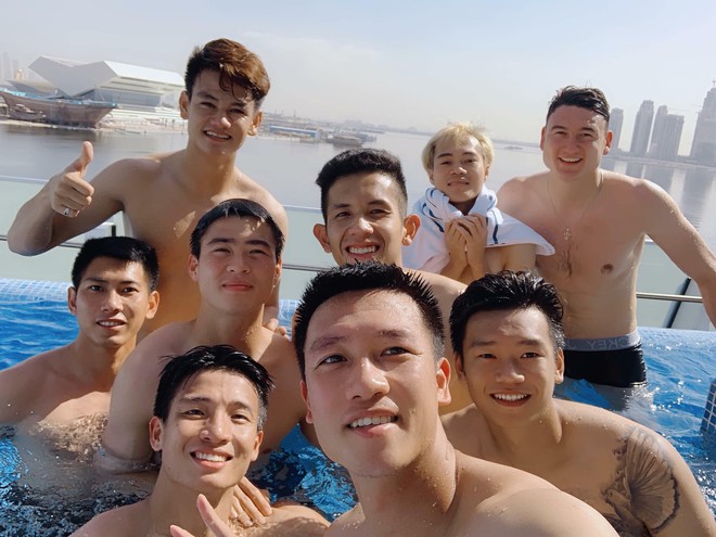 Văn Lâm cùng đồng đội khoe body chuẩn soái ca bên bể bơi - Ảnh 3.