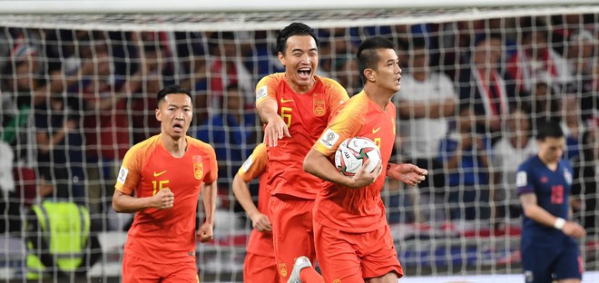 Chuyện kỳ lạ tại Asian Cup 2019: HLV Thái Lan lén lút yểm bùa cầu may nhưng bị người Trung Quốc tỉnh táo hóa giải - Ảnh 2.