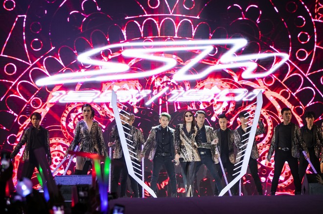 “Cán mốc” 48.000 khán giả, đêm nhạc công nghệ hologram thành công rực rỡ tại Hà Nội - Ảnh 9.