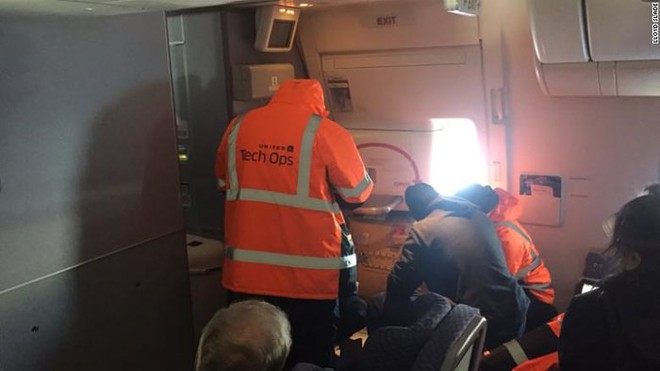 Bi hài chuyện hành khách bị kẹt 14 tiếng trong máy bay đỗ ngoài trời giá lạnh - Ảnh 1.