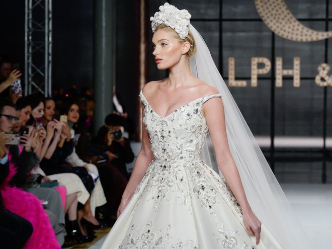 Lộ diện ứng viên váy cưới vạn người mê của năm 2019: đồ Haute Couture xa hoa khó cưỡng, có thể biến mọi cô dâu thành bà hoàng - Ảnh 4.