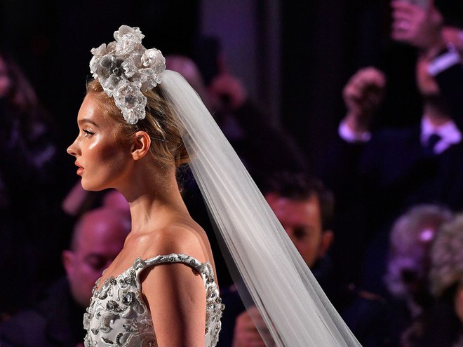 Lộ diện ứng viên váy cưới vạn người mê của năm 2019: đồ Haute Couture xa hoa khó cưỡng, có thể biến mọi cô dâu thành bà hoàng - Ảnh 5.