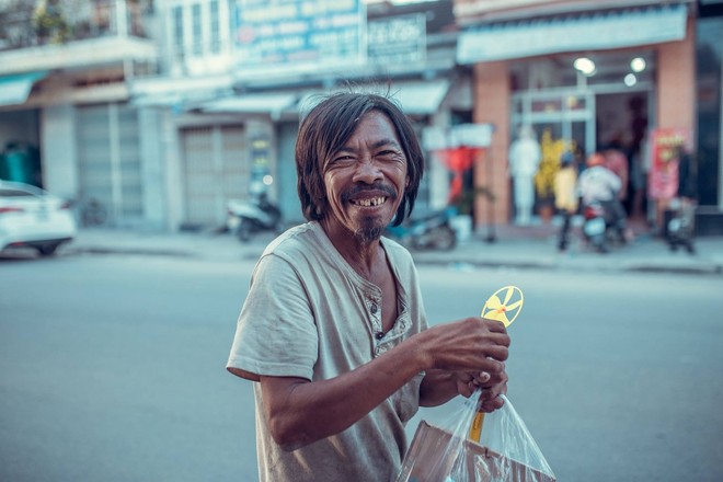 Nụ cười vô lo của người đàn ông lang thang khiến nhiều người cảm thấy bình yên: Dù giàu hay nghèo hãy luôn hạnh phúc với hiện tại - Ảnh 2.