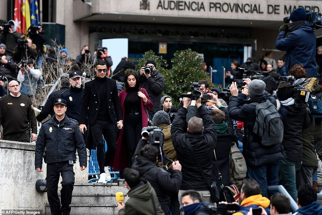 Ra tòa ký nhận án tù treo và nộp phạt 496 tỷ VNĐ, Ronaldo vẫn mặc đẹp như tài tử, tươi cười nắm tay bạn gái - Ảnh 7.