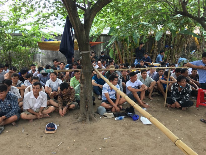 Hàng trăm Cảnh sát vây ráp trường gà trong bãi đất trống, bắt gần 150 con bạc ở vùng ven Sài Gòn - Ảnh 1.