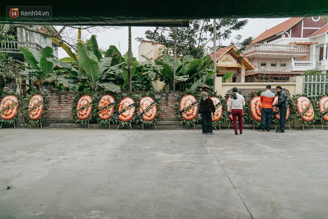 Làng quê Hải Dương rợp đỏ vòng hoa đưa tiễn: Con gái chứng kiến vụ việc không ngờ bố mình là 1 trong 8 nạn nhân - Ảnh 2.