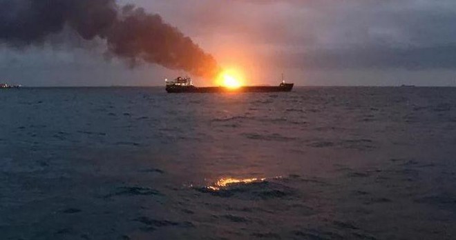 Hai tàu biển bốc cháy khi truyền tải nhiên liệu, ít nhất 11 người thiệt mạng  - Ảnh 1.