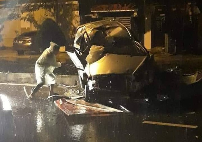 Quảng Nam: &Ocirc; t&ocirc; n&aacute;t b&eacute;t khi t&ocirc;ng v&agrave;o dải ph&acirc;n c&aacute;ch, 2 thanh ni&ecirc;n bị thương nặng - Ảnh 2.