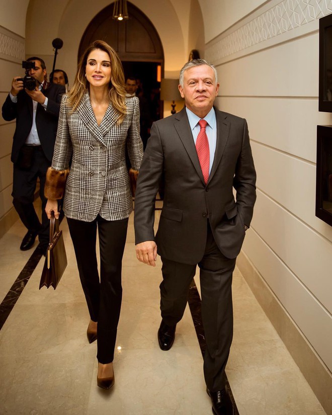 Hoàng hậu Rania thường diện đồ như nàng công sở thứ thiệt, vì vậy bạn sẽ học hỏi được rất nhiều từ style của bà - Ảnh 1.