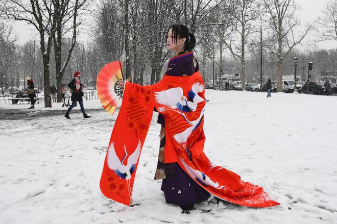 Paris đón tuyết đầu mùa sau nhiều tuần căng thẳng: Kẻ lãng mạn xuống phố, người cô đơn chống chọi giá rét - Ảnh 8.