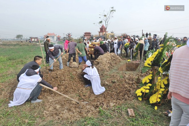 Khăn tang phủ trắng đường làng ngày đưa 6 nạn nhân thiệt mạng trong vụ tai nạn giao thông thảm khốc ở Hải Dương về nơi an nghỉ cuối cùng - Ảnh 6.