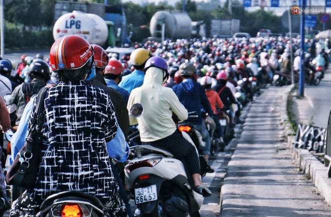 Ngộp thở với hình ảnh kẹt xe không lối thoát trên đường vào trung tâm Sài Gòn những ngày gần Tết - Ảnh 2.