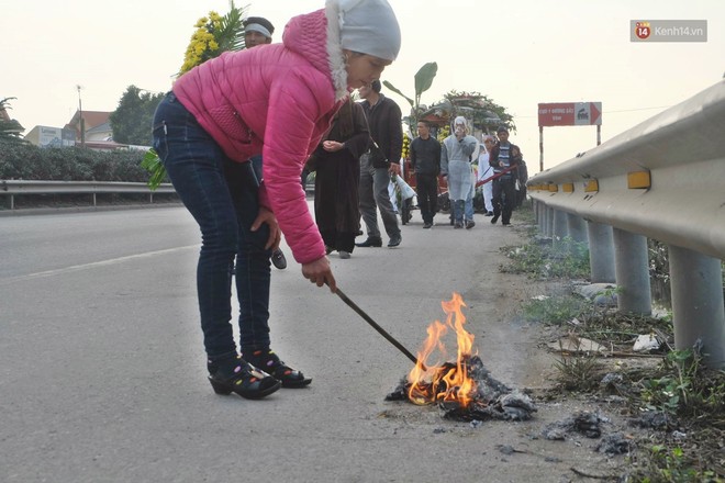 Khăn tang phủ trắng đường làng ngày đưa 6 nạn nhân thiệt mạng trong vụ tai nạn giao thông thảm khốc ở Hải Dương về nơi an nghỉ cuối cùng - Ảnh 9.