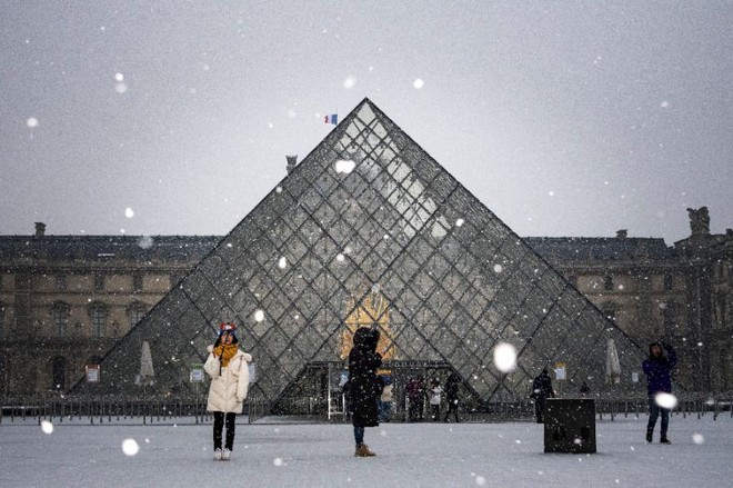 Paris đón tuyết đầu mùa sau nhiều tuần căng thẳng: Kẻ lãng mạn xuống phố, người cô đơn chống chọi giá rét - Ảnh 6.