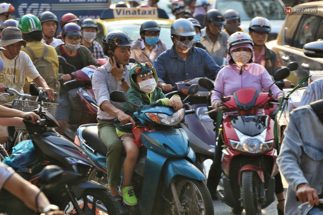 Nỗi ám ảnh của người Sài Gòn những ngày cận Tết: "Rừng" xe đông nghẹt trên nhiều tuyến đường trung tâm từ trưa đến tối - Ảnh 9. Nỗi ám ảnh của người Sài Gòn những ngày cận Tết: "Rừng" xe đông nghẹt trên nhiều tuyến đường trung tâm từ trưa đến tối - Ảnh 9.
